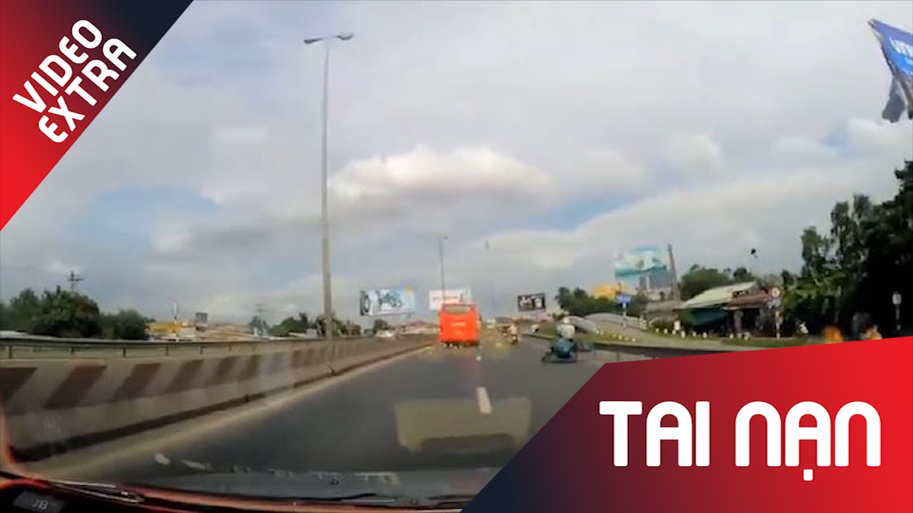 Xe may gap nan, nga xuong duong truoc dau oto hinh anh