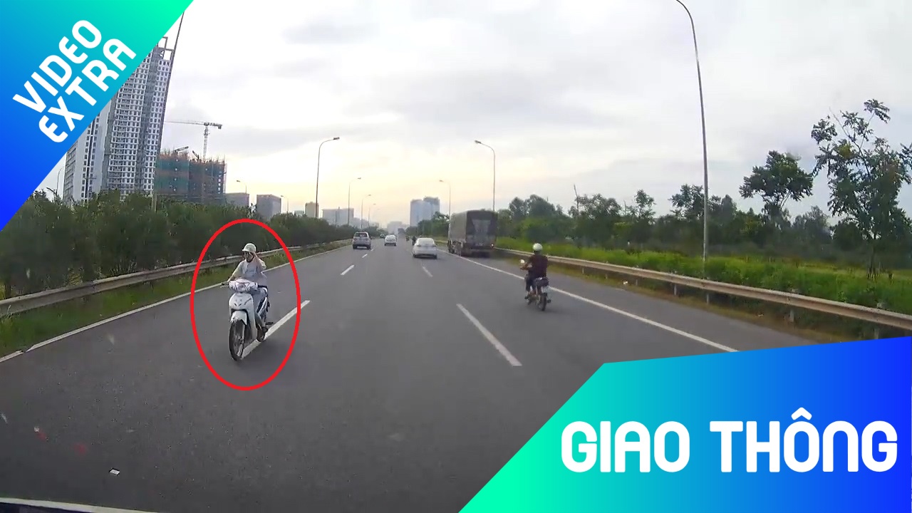 Co gai vua di nguoc chieu vua nghe dien thoai tren cao toc hinh anh