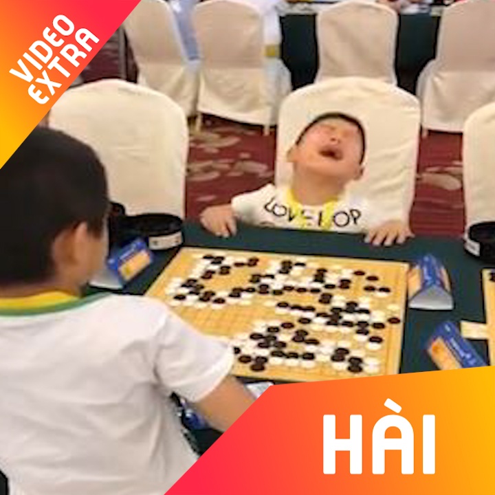 Be trai khoc oa khi biet minh sap thua vua thuong vua toi hinh anh