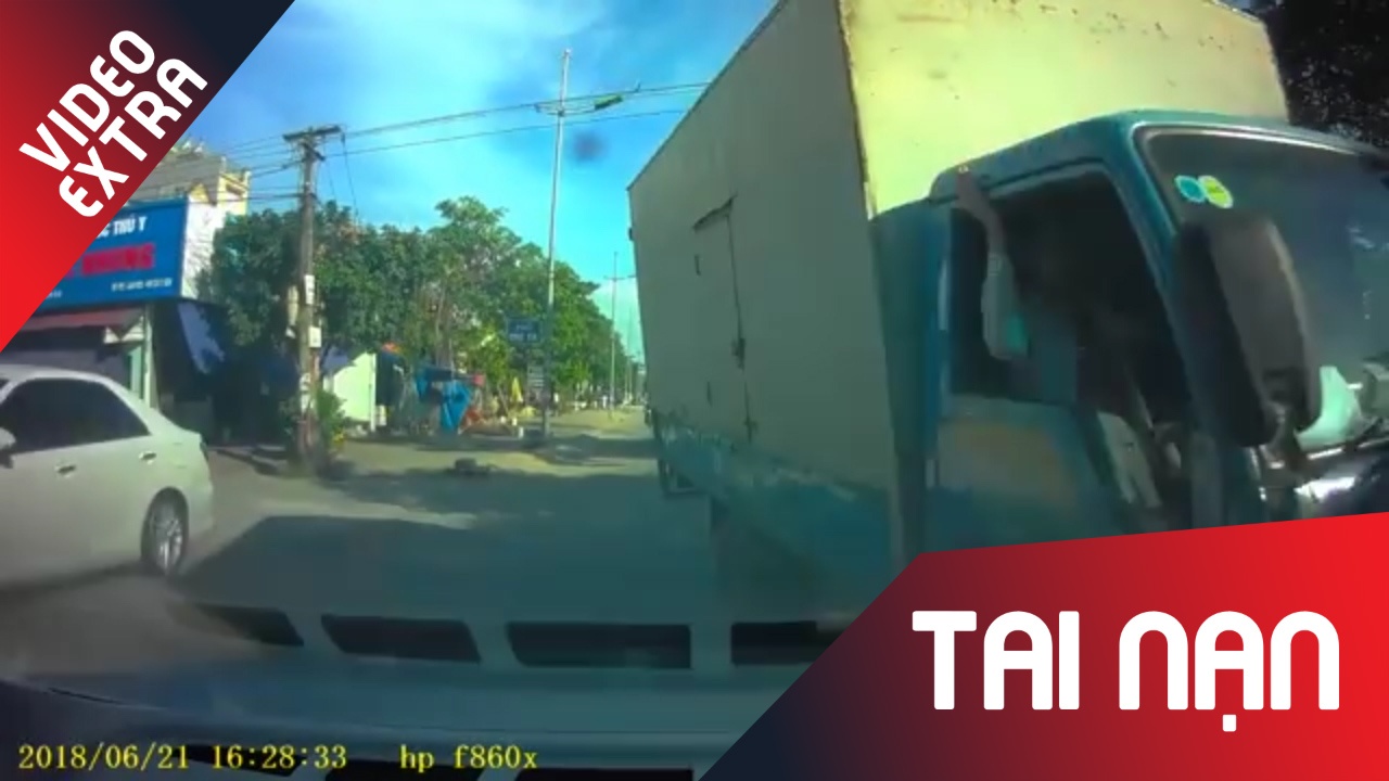 Danh lai tranh xe phanh gap, xe tai dam truc dien vao oto nguoc chieu hinh anh