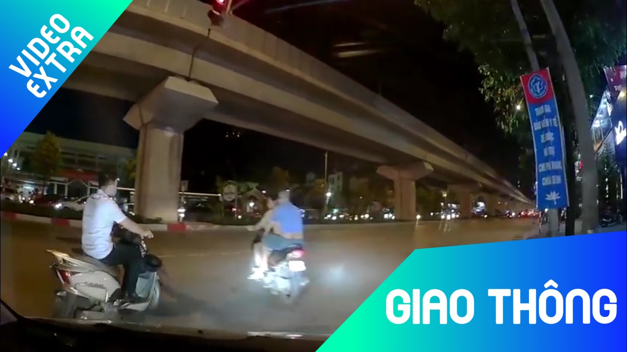 2 thanh nien chay xe tap le phai nhung bat ngo re trai hinh anh