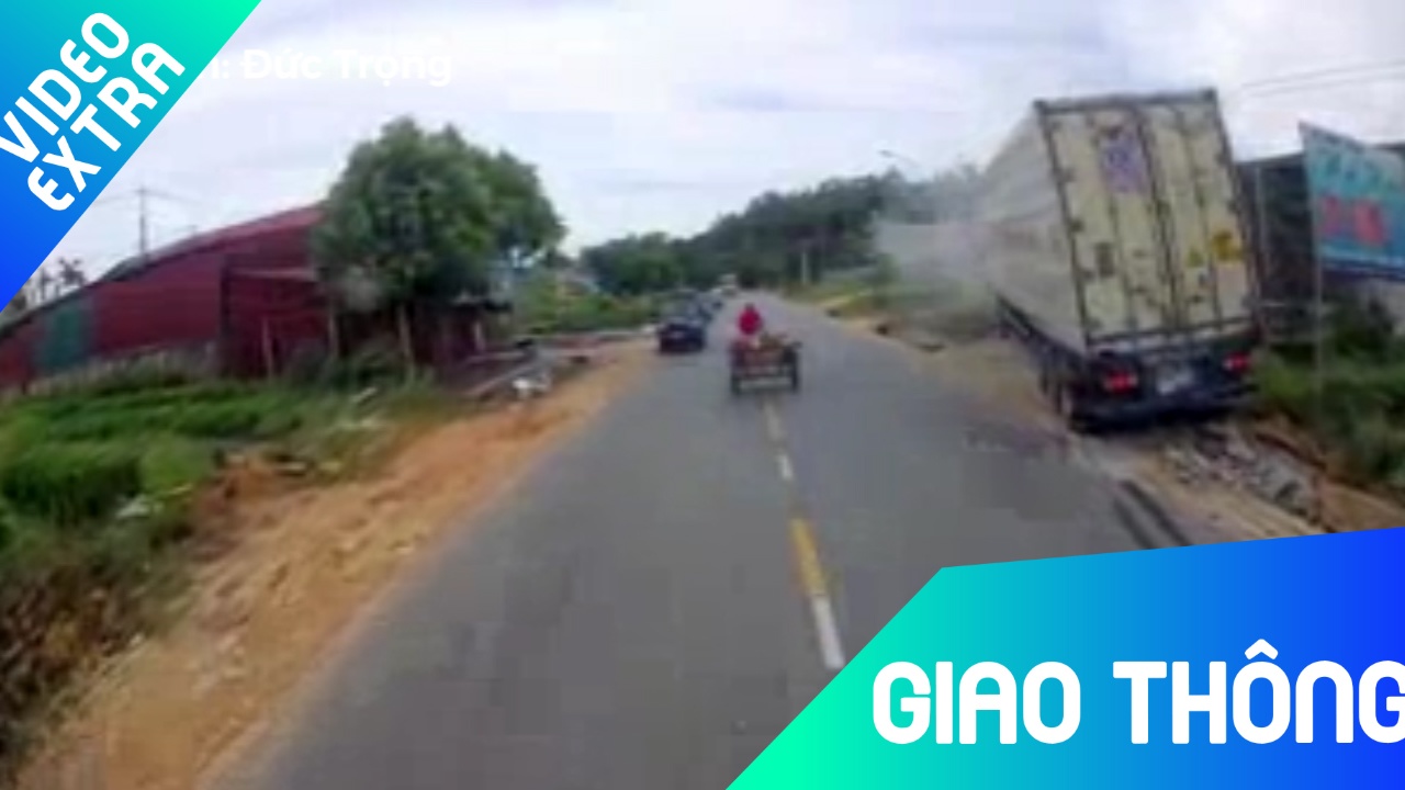 Tranh xe may, tai xe container phanh gap, dam xe vao ve duong hinh anh