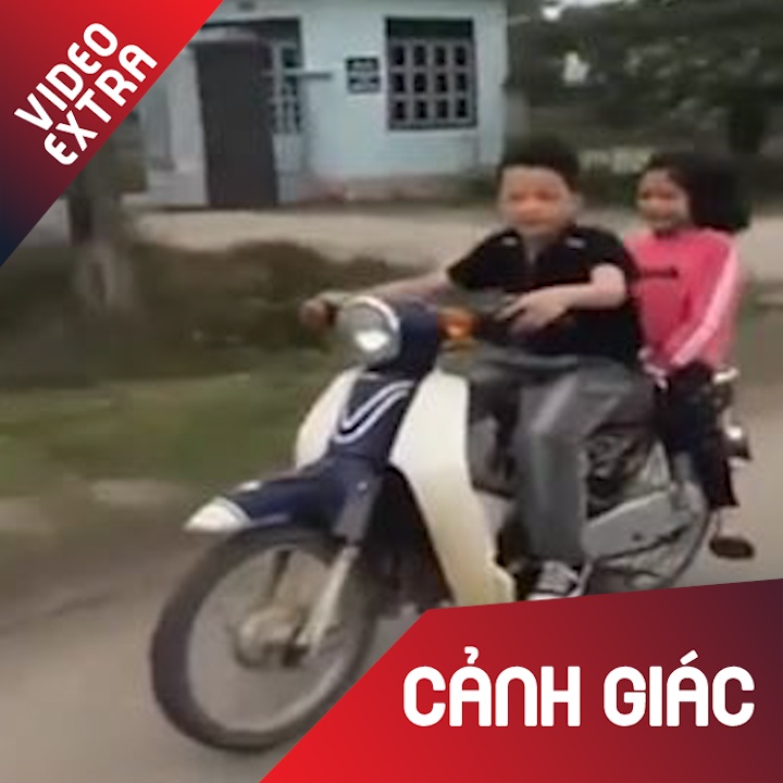 Quai xe nhi phong bat chap tren xe may gay hoang mang hinh anh