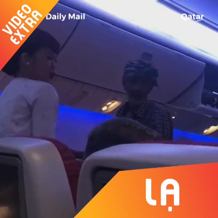 Nguoi dan ong len may bay de an xin hinh anh