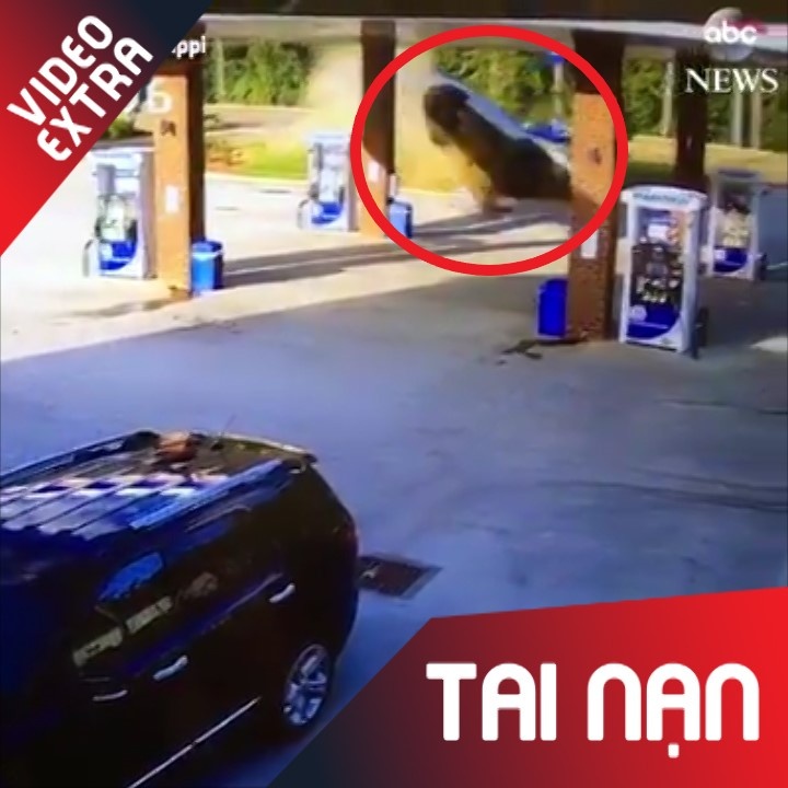 Mat lai, xe oto vo nat khi bay thang vao tram xang o My hinh anh