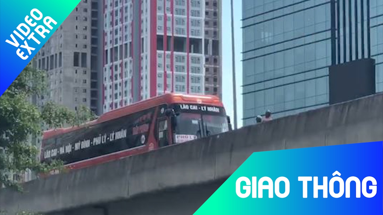 Xe may 'ep' xe khach lui tren vanh dai 3 tren cao o Ha Noi hinh anh