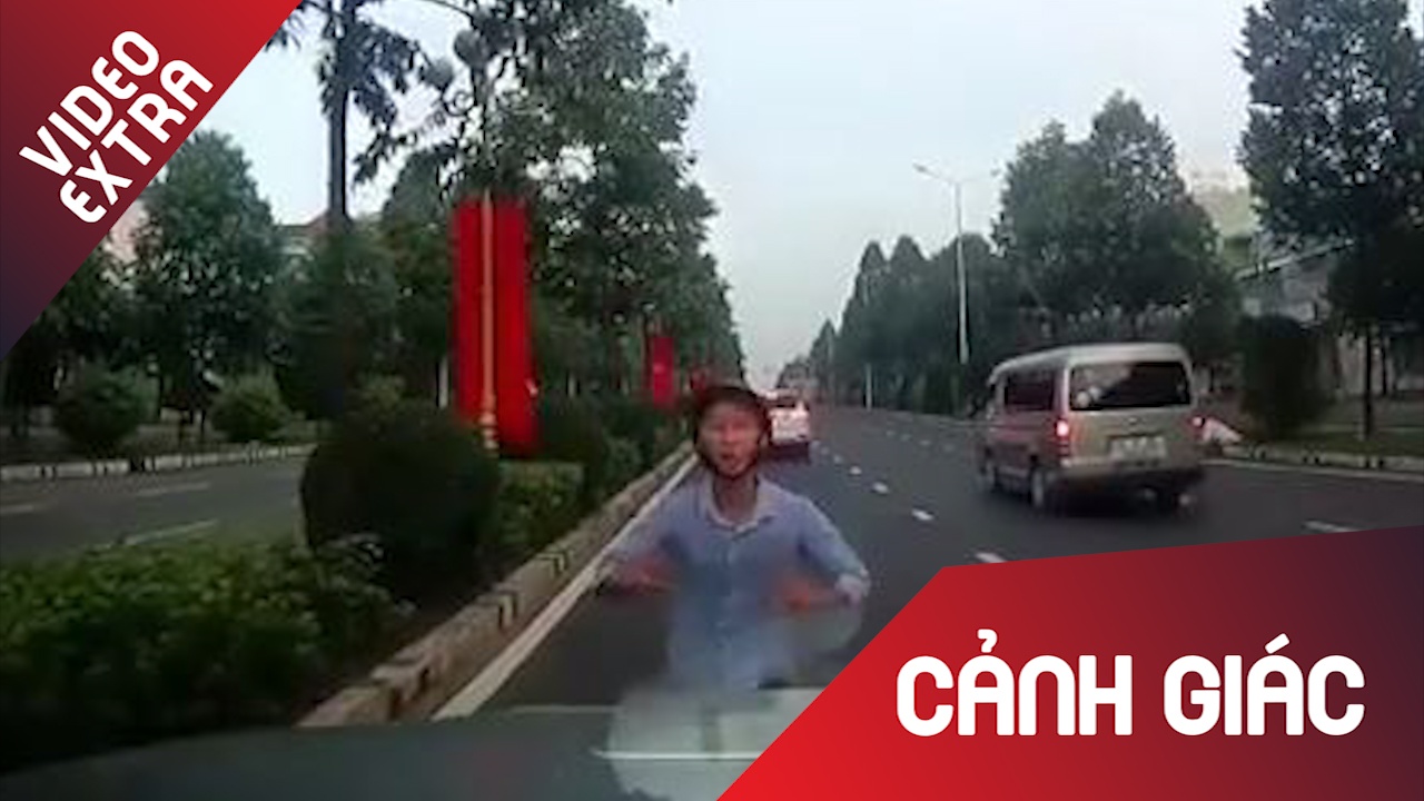 Thanh nien lao dau lien tuc vao oto, chan dau xe xin chet hinh anh