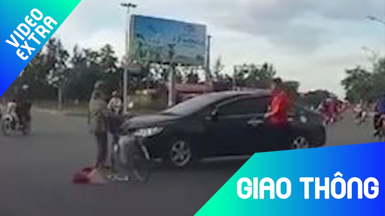 Tai xe oto tong thang vao nguoi phu nu di xe dap qua duong hinh anh