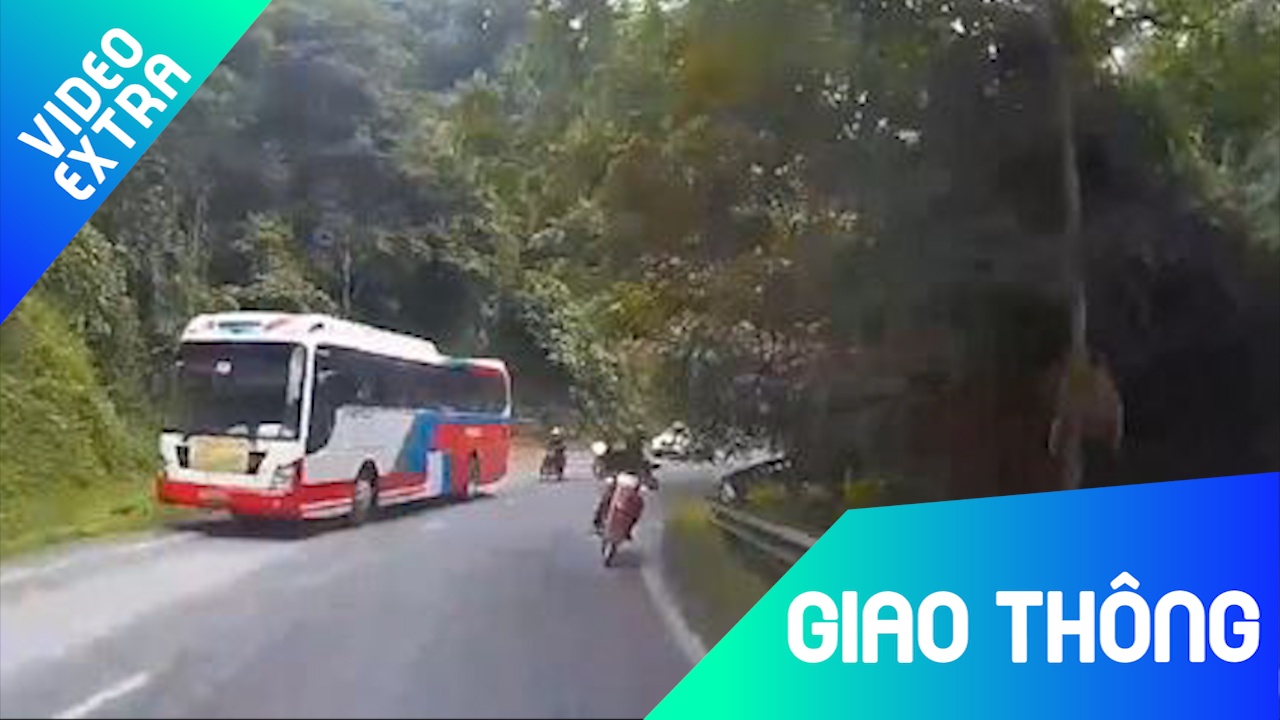 Xe moto bat ngo di nguoc chieu o khuc cua, suyt tong truc dien oto hinh anh