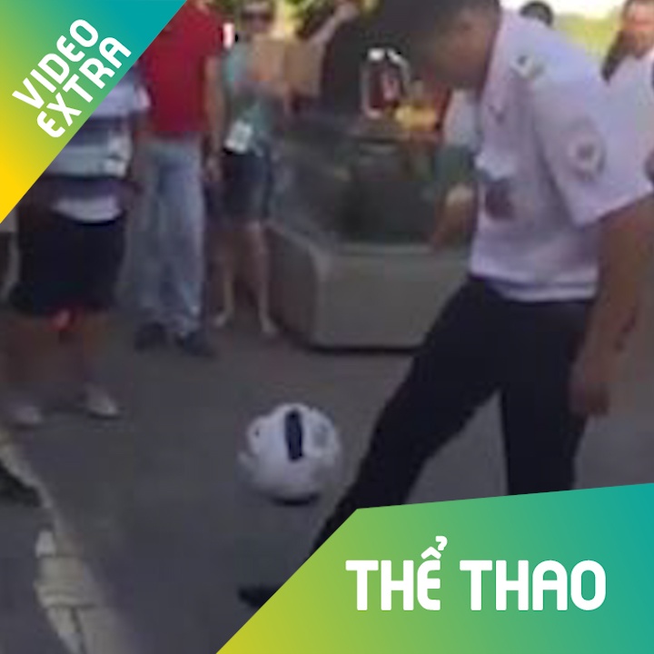 Sy quan canh sat Nga tro tai tang bong dieu nghe hinh anh