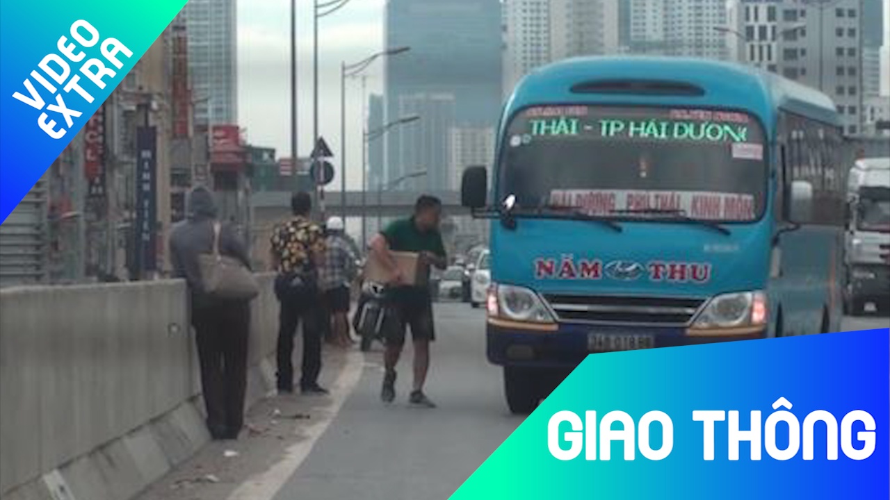 Xe khach vo tu dung do, bat tha khach tren duong Vanh dai 3, Ha Noi hinh anh