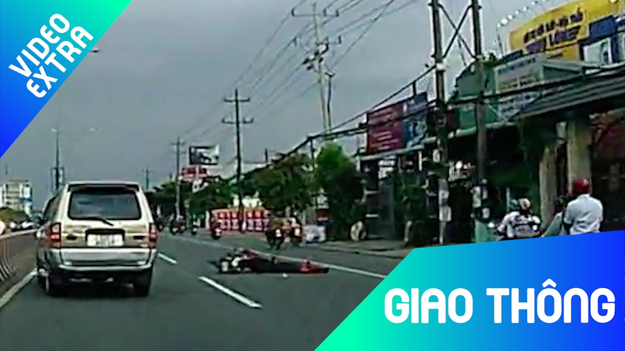 Thanh nien vuot au bi xe tai dam guc giua duong hinh anh