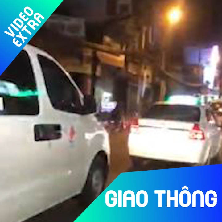 Taxi khong nhuong duong du xe cuu thuong hu coi lien tuc hot nhat tuan hinh anh