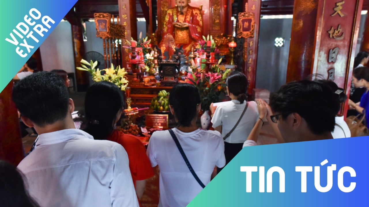 Si tu den Van Mieu cau may truoc ngay thi THPT Quoc gia hinh anh