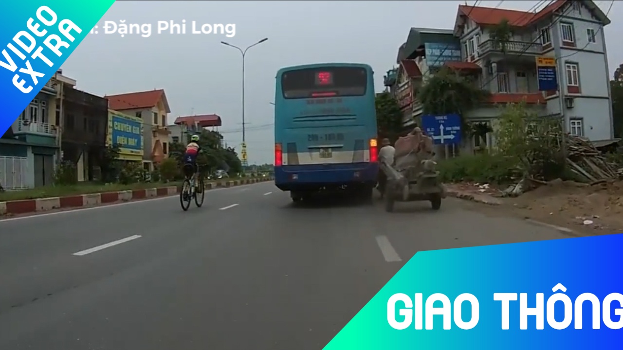 Xe buyt tat dau bat mang de tra khach khien nguoi di duong hoang hot hinh anh