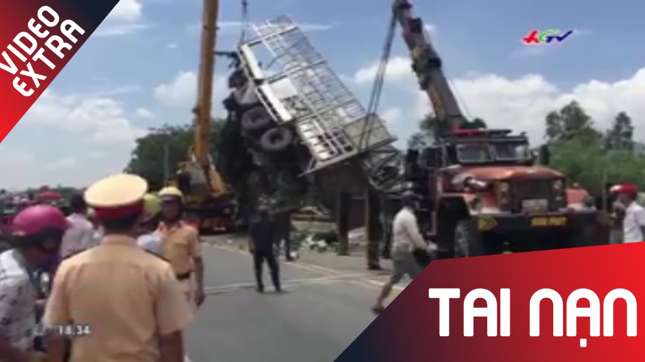 Ngu quen khien xe lao xuong vuc, tai xe bi xe tai de dap nat hai chan hinh anh