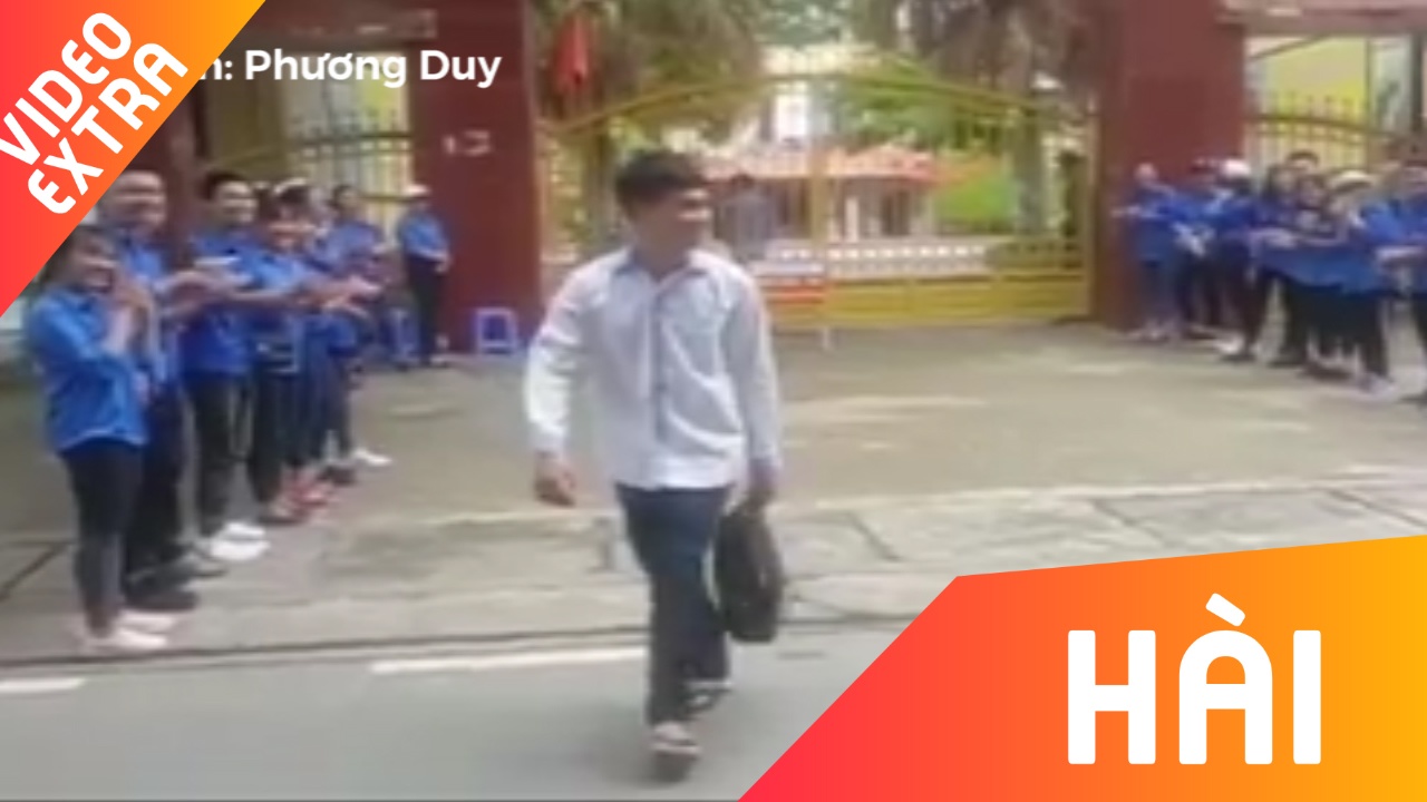 Thi sinh dau tien buoc ra khoi phong thi mon toan voi ve mat tuoi cuoi hinh anh