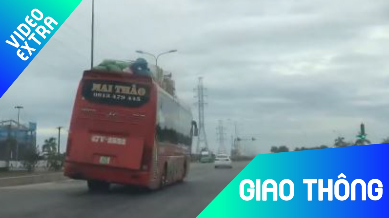 Xe khach giuong nam nghieng nga nhu sap do van lao vun vut tren duong hinh anh