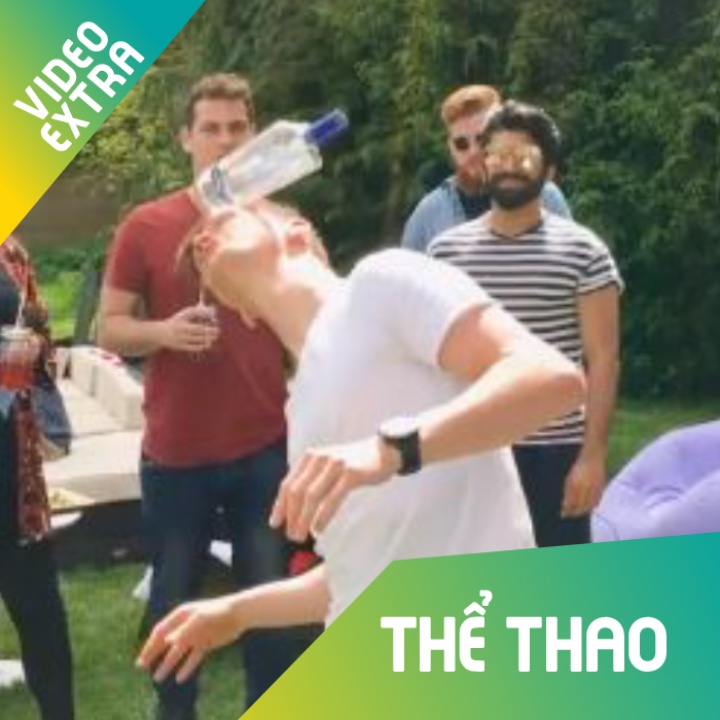 Chang trai kheo leo tang chai nuoc dieu luyen hon ca trai bong hinh anh