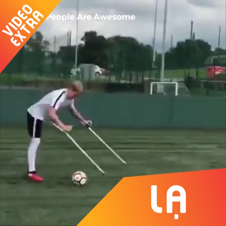 Nghi luc choi bong phi thuong cua chang trai chi co mot chan hinh anh