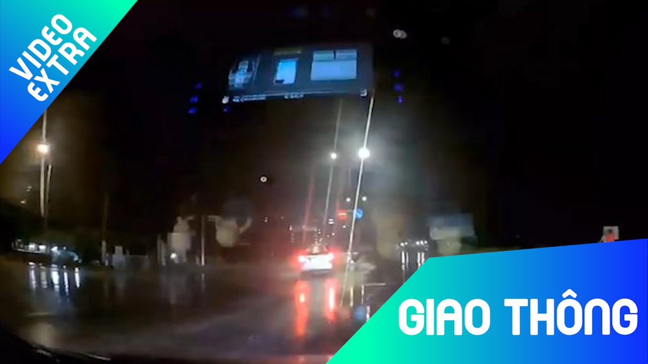 Oto dot ngot chuyen lan, mao hiem di nguoc chieu tren duong hinh anh