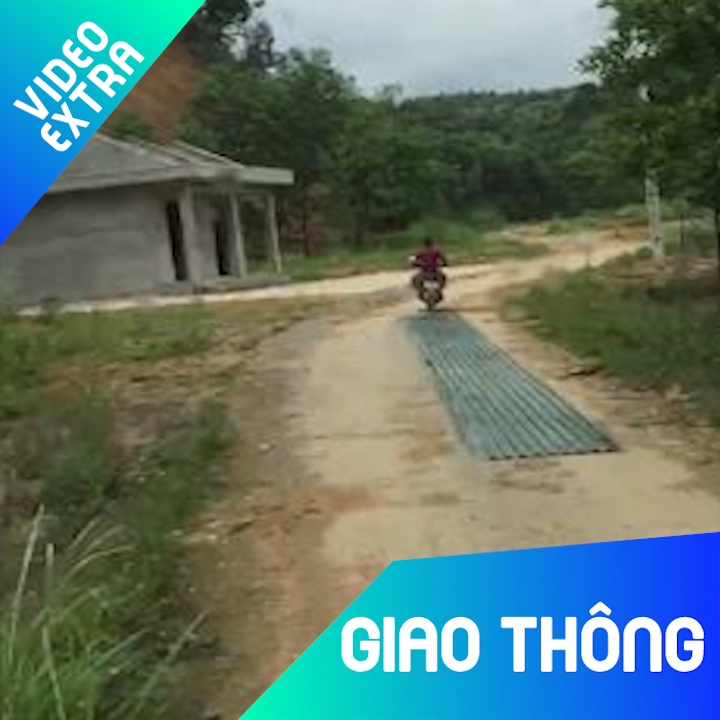 Nguoi dan ong vo tu cho tam ton 'cha dat' tren duong hinh anh