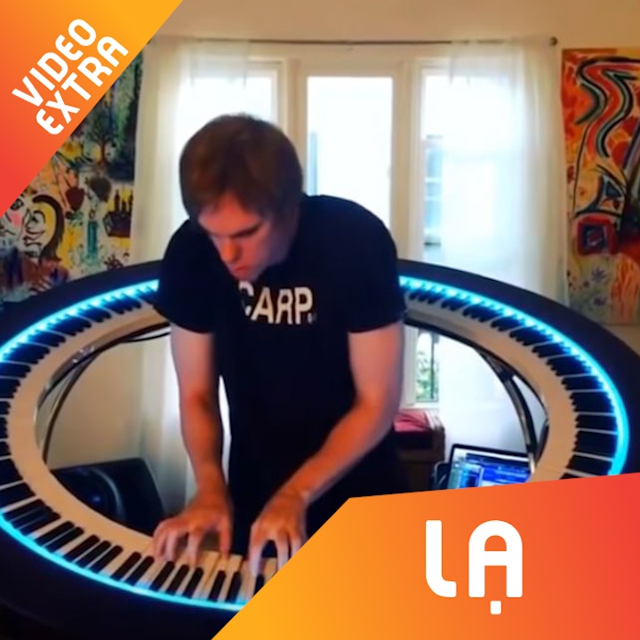 Nguoi dan ong choi dan dieu luyen voi cay dan ky la hinh anh