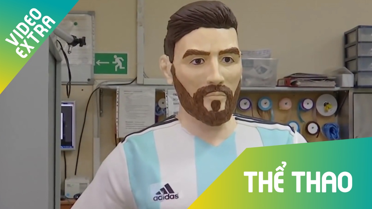 Messi duoc tang tuong socola to bang nguoi that nhan dip sinh nhat hinh anh