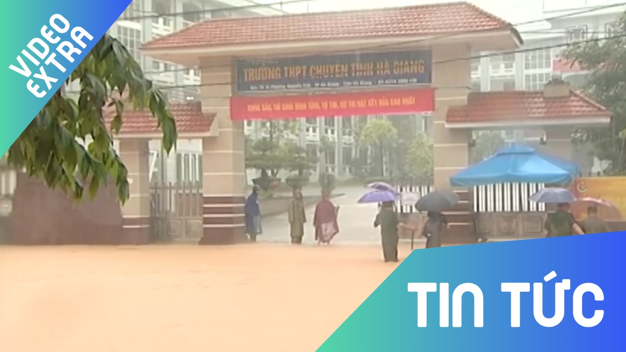 Thi sinh 'cuoi' xe dac chung, ngoi xuong vuot lu di thi hinh anh