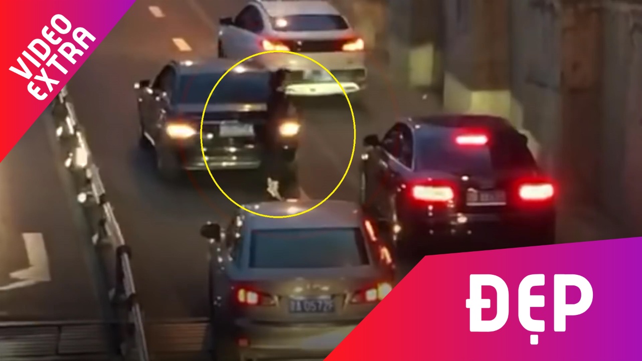 Xe hong giua duong, nu tai xe cui dau xin loi oto di qua o Trung Quoc hinh anh