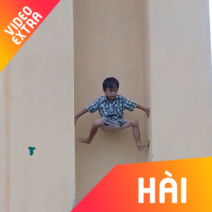 Be trai dung 'khinh cong' bay len noc bo tuong goi nho tuoi tho hinh anh