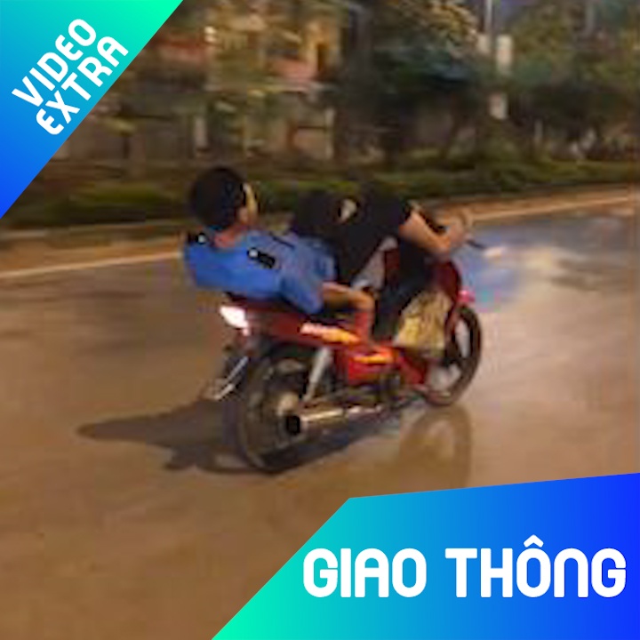 Nguoi dan ong mao hiem 'lai xe' bang chan hinh anh