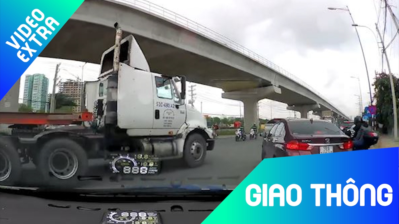 Xe oto co gianh duong, suyt va cham voi container hinh anh