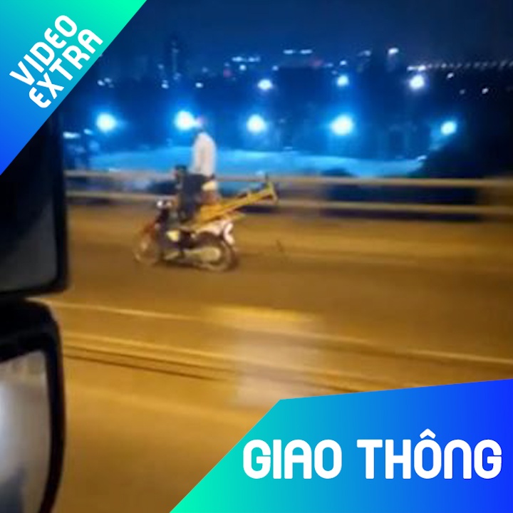 Xe may cho hang cong kenh di qua cau trong tu the nguy hiem hinh anh