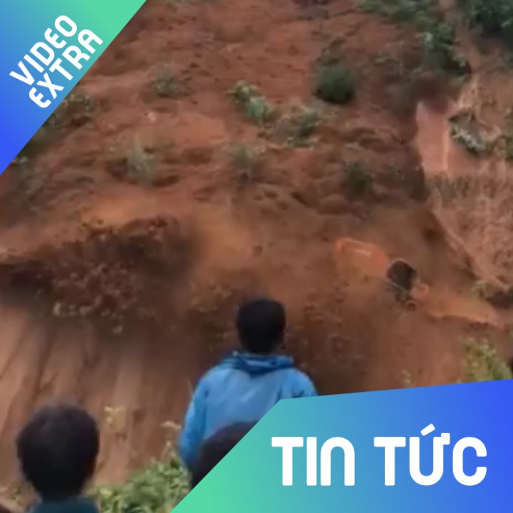 Sat lo dat kinh hoang, chon vui hai may xuc o Lai Chau hinh anh