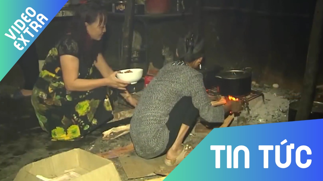 Nguoi phu nu nau 30 noi com mien phi cho hang tram nguoi ket vi lu hinh anh