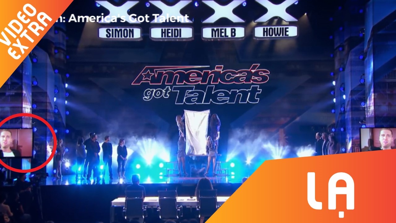 Chang trai dien ao thuat buoc tu livestream ra san khau hinh anh