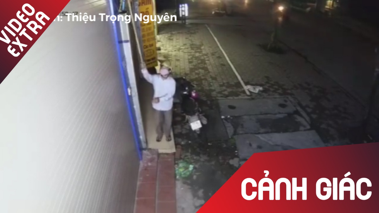 Nguoi dan ong than nhien trom camera an ninh giua chon dong nguoi hinh anh