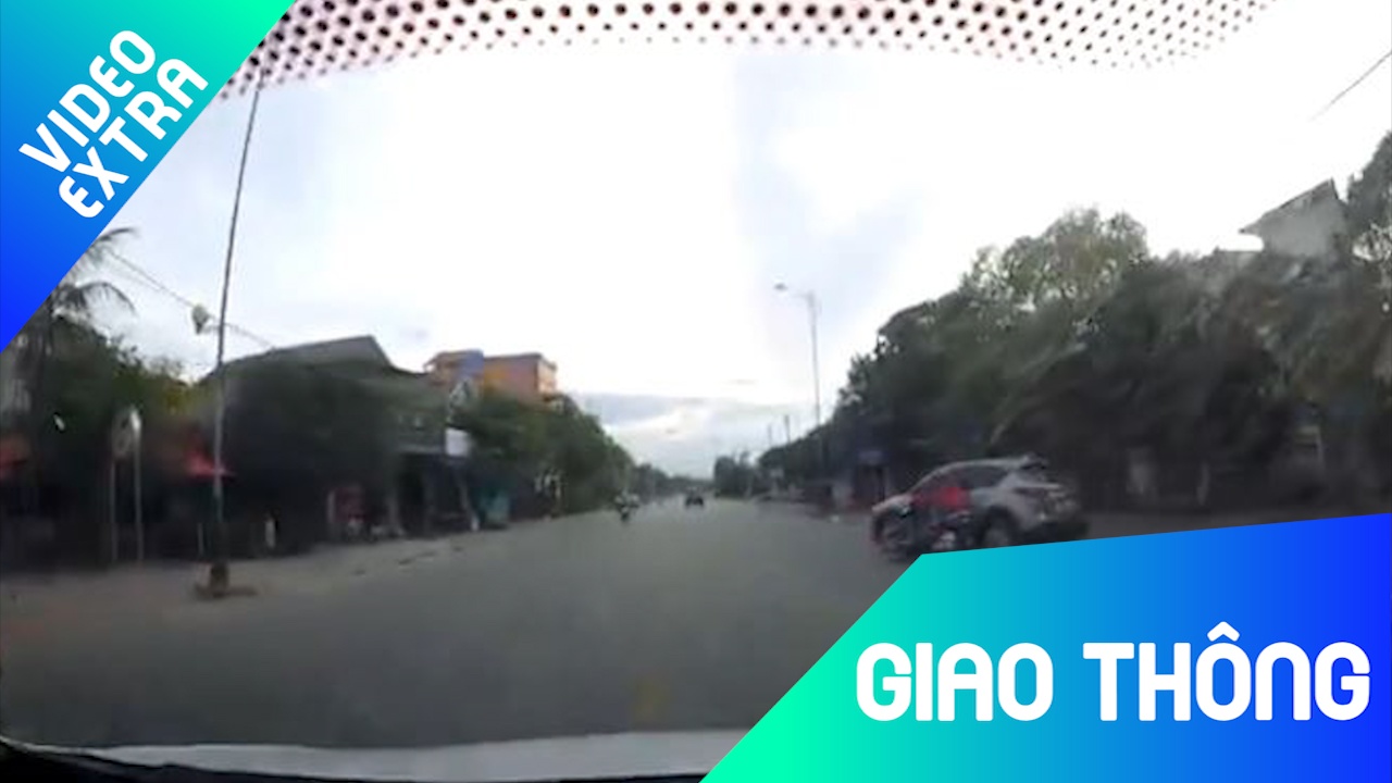 Oto queo au, tong truc dien xe may khien hai nguoi nga xuong duong hinh anh