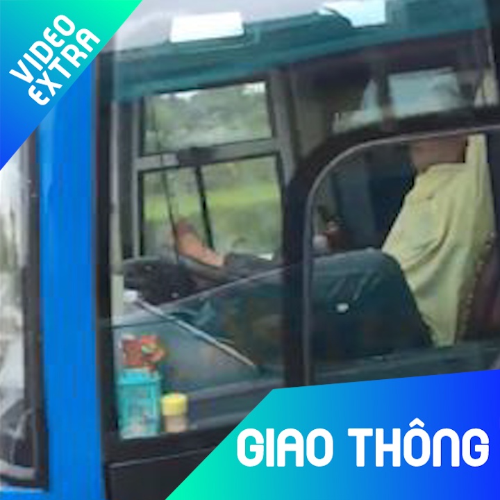 Tai xe xe khach dung chan dieu khien vo lang tren cao toc hinh anh