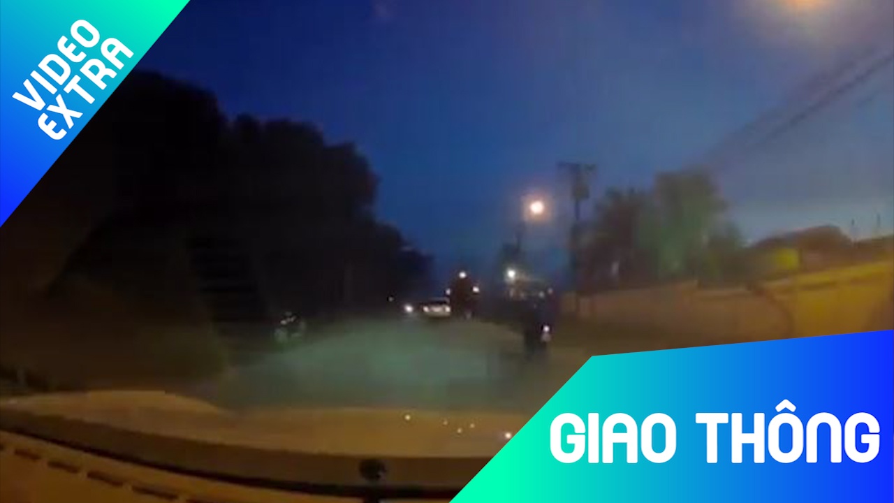 Bo con dot ngot lao vao dau xe, oto khong thang kip hinh anh