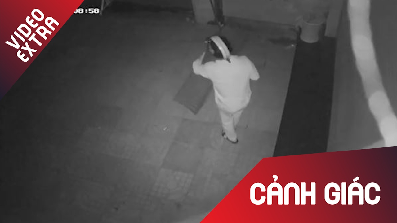 Nguoi dan ong dot nhap nha chi de trom bac dat xe hinh anh