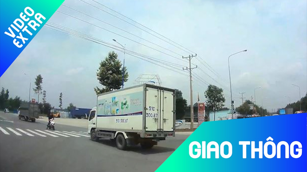 Xe may vo tu do xe, lang choang giua duong day xe tai hinh anh