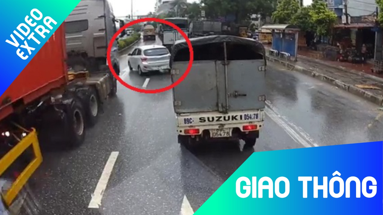 Chuyen lan dot ngot, oto con suyt bi container dam ngang than hinh anh