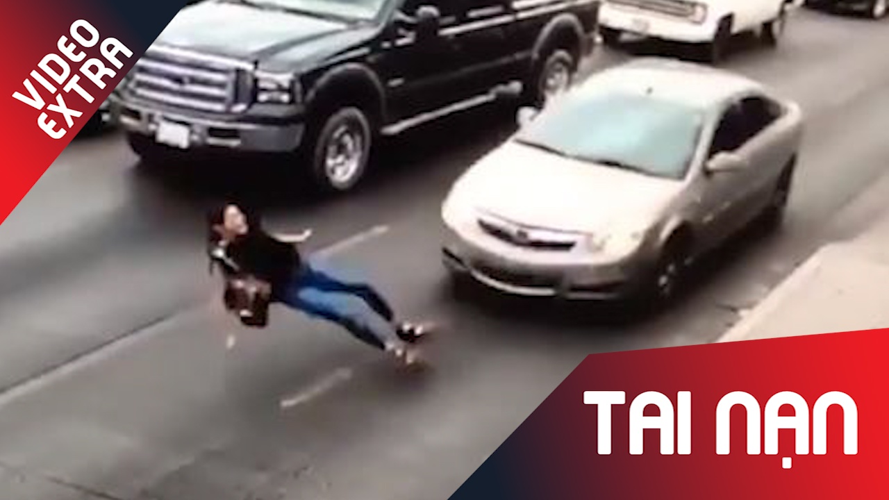 Nga tren giay cao got, co gai 'truot' thang vao gam oto hinh anh