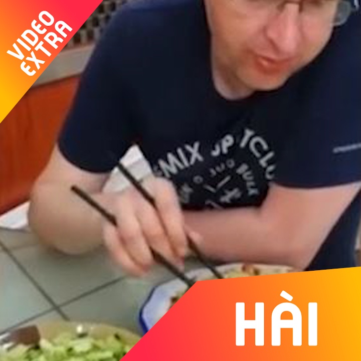 Hai huoc voi cach an bang dua cua anh Tay hinh anh