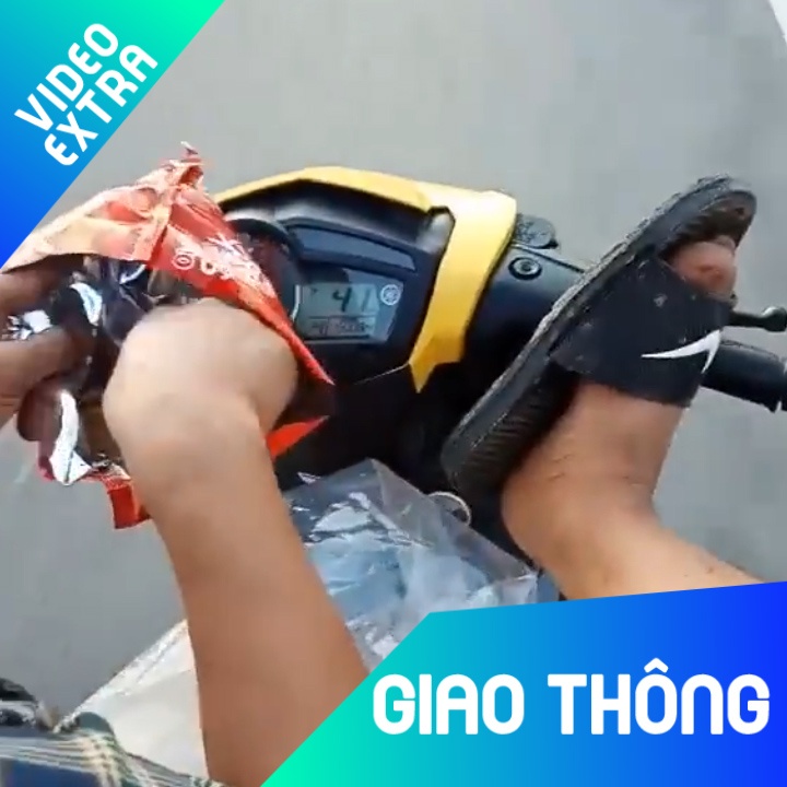 Thanh nien dung chan lai xe, con tay boc banh snack hinh anh