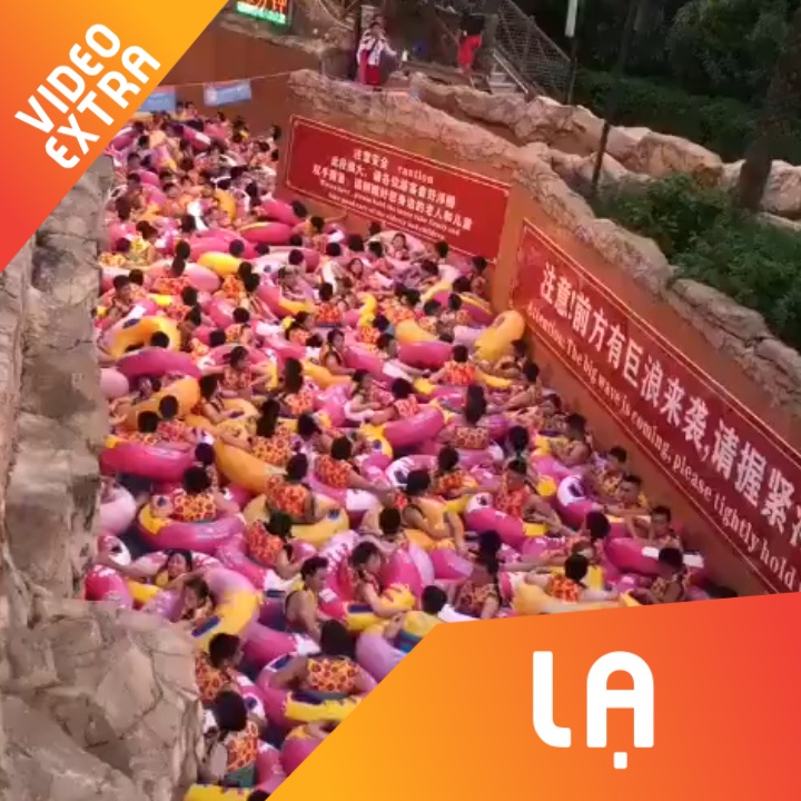 Dong song luoi ngap trong 'bien nguoi' tai Trung Quoc hinh anh