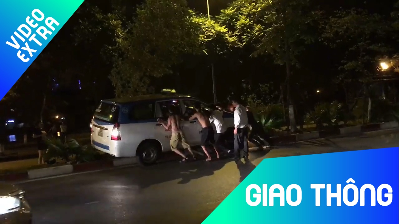 Dam dong hop suc 'cuu' taxi leo len con luon trong dem hinh anh