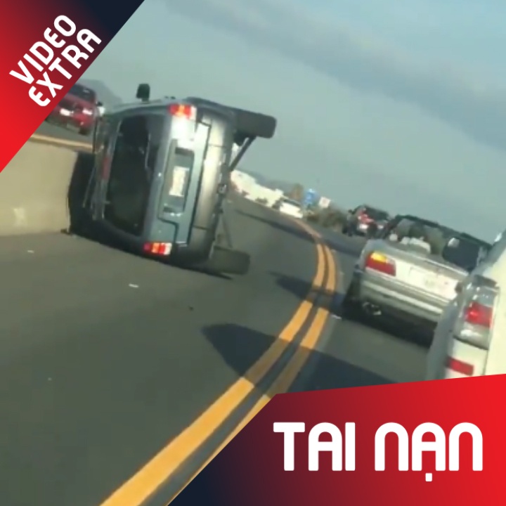 Va cham giao thong, oto ban tai tong oto con roi tu lat nhao tai My hinh anh